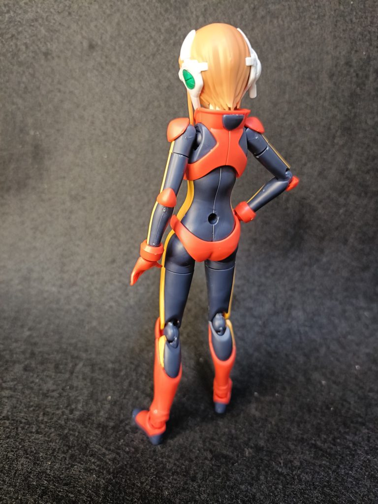 後ろ。どうしても関節部が見えちゃいますが、このおかげで色んなポージングが出来ます。