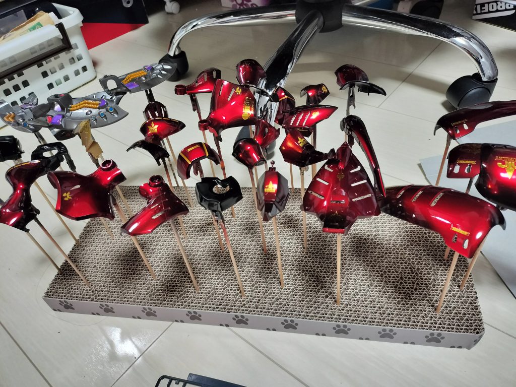 デカール後のクリア塗布後。そういえば百均のネコの爪とぎがちょうどいい感じです。このサイズは200円。