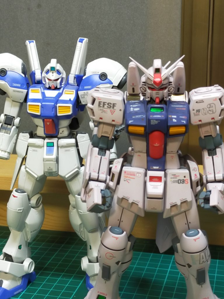 比較用に塗装前のGP04とならべています。いろの違いがハッキリしています。実際はもう少し明るいでしょうか。