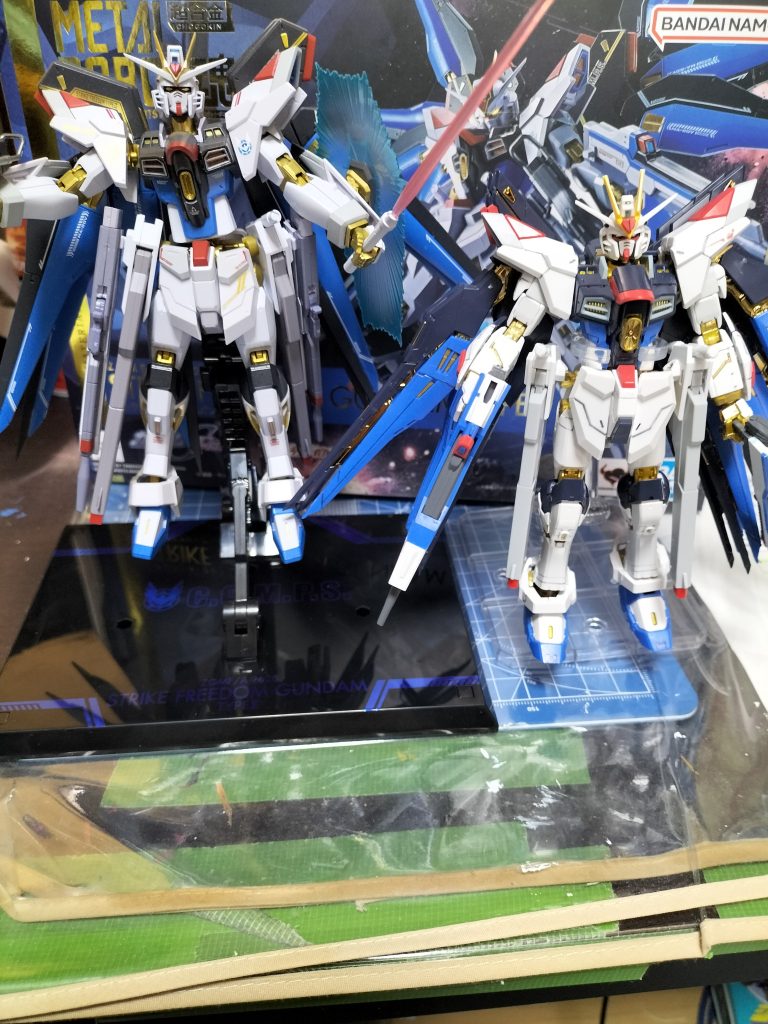 以前RGストフリを改造して造った物と並べてみました