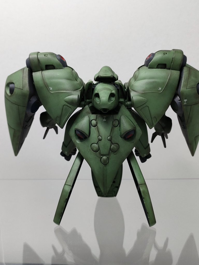 バックショットです。後ろの3つのバーニア?は塗り忘れてしまいました。てか、3点で自立できるようになっているのが、地味にスゴイです(zaku-kao2)gunda