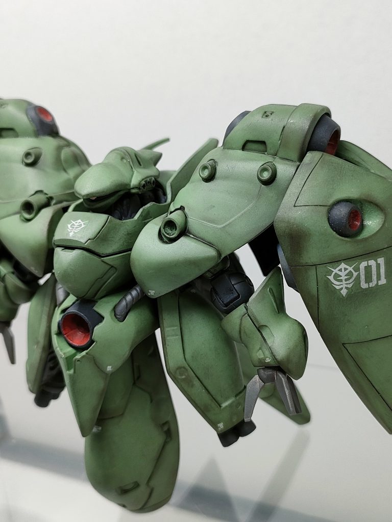 作業工程です。合わせ目消しはほとんど、段落ちモールド化。両サイドの盾?みたいな部分はデティールが少なくシンプルだった為、スジ彫りしました。バーニア部分は筆塗り塗装しました。赤部分は水性ホビーのモンザレッド。グレー部分はアクリジョンベースカラーのグレーです。リアルタッチマーカーで墨入れ&ウォッシング。つや消しトップコート。デカール貼り付け。タミヤのウェザリングマスターでウェザリング、つや消しトップコートでフィニッシュです。