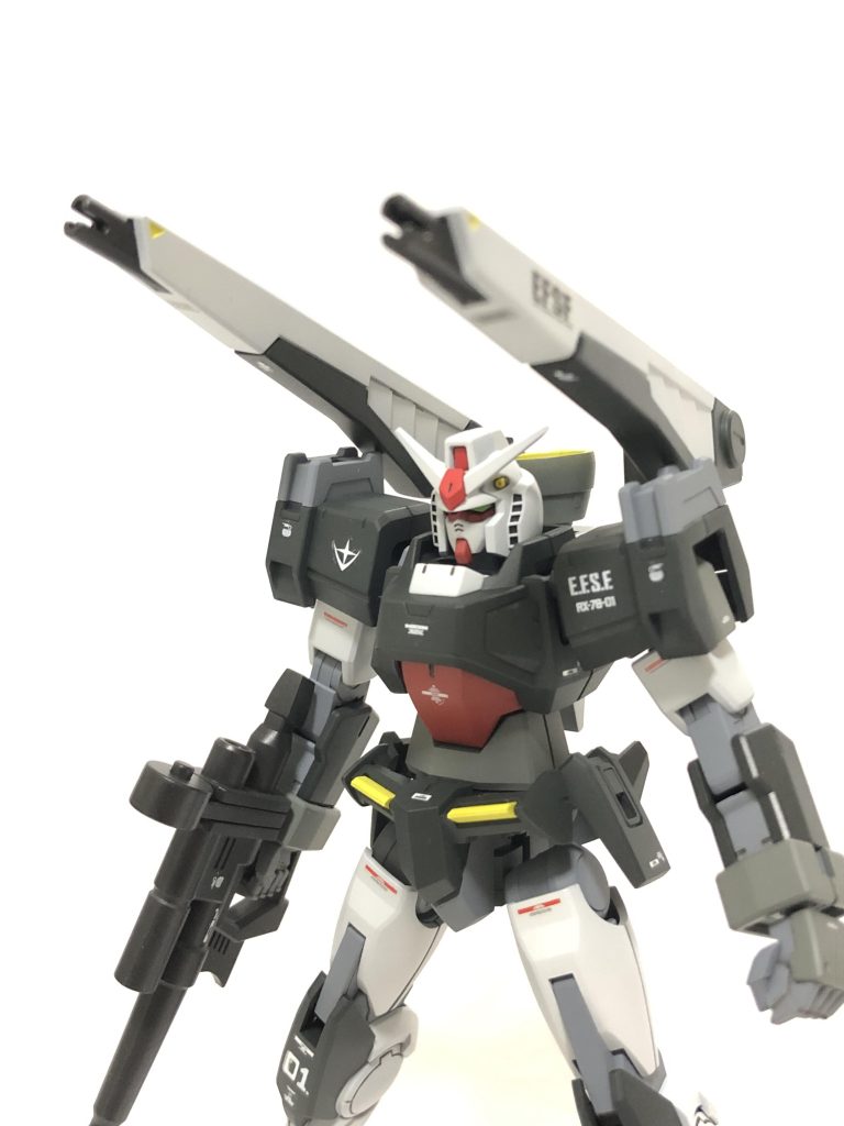 ビームを撃つ時は肩の上から撃ちます。