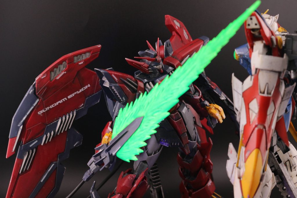 エピオンのサーベルには白サフの上からガイアノーツさんの蛍光グリーンを使用しています