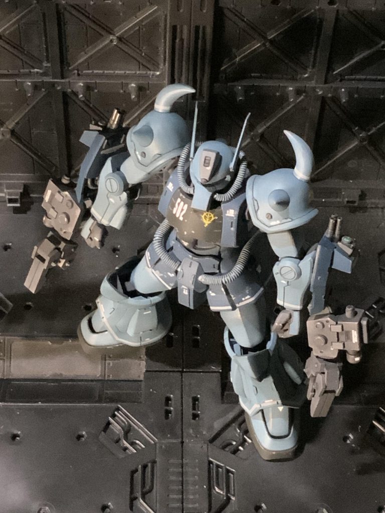 頭部に増設されたセンサーは、ジャブロー内の暗さに対応するための追加暗視機能。アンテナは通信を強力にするための物で、指揮官ではないですよー😁