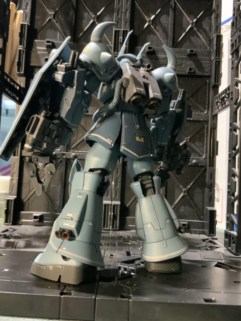 ジャブロー内部は天井があるので、スラスターによる制御で、ジャンプ時に天井へ衝突しないようにランドセル上部に上向きのスラスターも装備です。