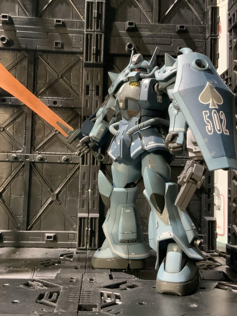 盾の裏にサーベル装備なので、突発的な白兵戦も対応できますねー😁パイロットしだいですねー😅改造ポイントは以下ですねー動力パイプスカートを2mm延長胸部装甲のプチ変更特殊装備、アーム付き3連バルカン多少のディティール追加全塗装くらいでですねー😅