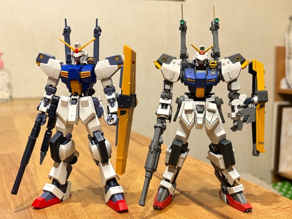 本家キットが届いたので素組みと比較。本家はシュッとしたカッコ良さがありますが、個人的には自作の野暮ったさもハンドメイドMS感があって気に入ってます