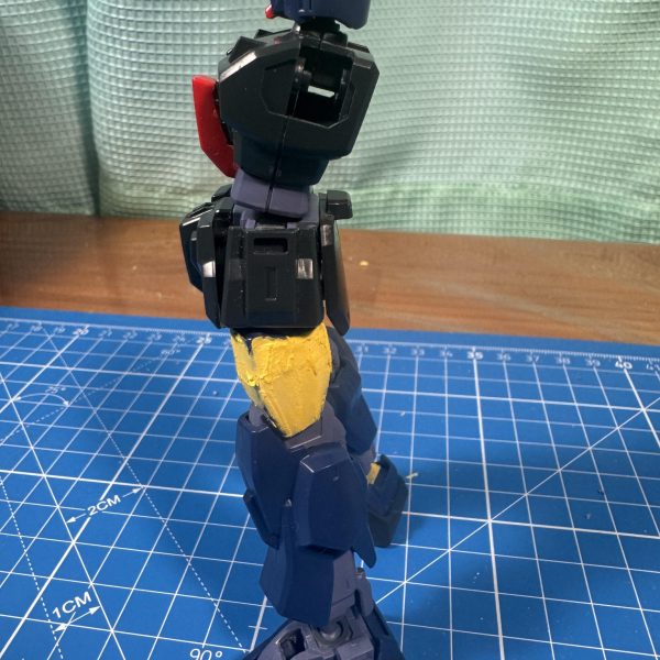 HGUS(旧)ガンダムMk2作成始めました。しばらく遠ざかっていた間に新しいHGUSも出ていましたが、まずは自宅に眠っていたものから。模型誌のバックナンバーを参考に作成していこうと思います。膝と足首の後ハメ、腰の前部分の幅ツメ、足首シリンダーの追加工作(一応ボールジョイントで可動します)とスカスカな部分に少しパーツを追加して。先は長い。（3枚目）