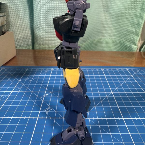 HGUS(旧)ガンダムMk2作成始めました。しばらく遠ざかっていた間に新しいHGUSも出ていましたが、まずは自宅に眠っていたものから。模型誌のバックナンバーを参考に作成していこうと思います。膝と足首の後ハメ、腰の前部分の幅ツメ、足首シリンダーの追加工作(一応ボールジョイントで可動します)とスカスカな部分に少しパーツを追加して。先は長い。（4枚目）