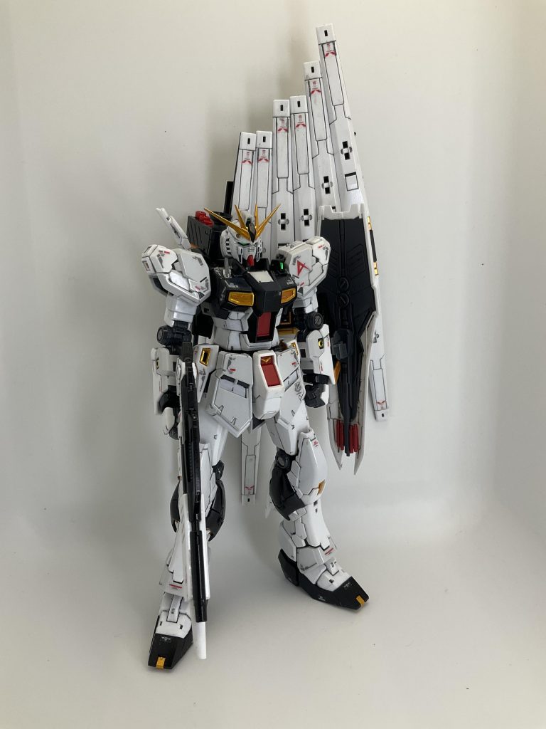 今までMG中心でガンプラ作っていたので、RGの細かさは老眼ジジイにはちょっとキツかったです。