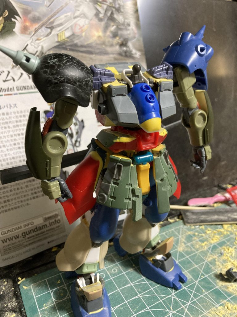 マラサイの腕を流用し、肩ショルダーはジャンクパーツのギラドーガとケンプファーから失敬。