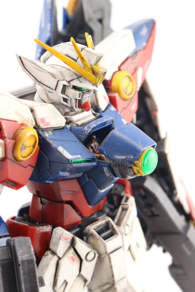 コクピットの中のヒイロもルーペ頼りで塗装。