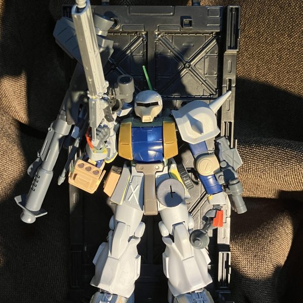 1stガンダムの史実を元に、オリジナルのショートストーリーを作ってみました。その中で登場する旧ザクの改修機を製作中です。　　　　　　　　暖かい目で見て頂けますと幸いです。 前編-オデッサ最終防衛戦線-　U.C.007911月9日、連邦軍の猛攻によりオデッサ陥落。基地司令官マ・クベ大佐はオデッサを放棄、陥落直前に宇宙へと脱出。11月10日連邦軍は臨戦態勢から警戒態勢へ移行、残敵の掃討作戦を実施。　　　　　　　　　　　連邦軍の猛攻により敗走を余儀なくされたジオン兵の、歴史の片隅に起きた出来事である。そこには宇宙へ帰る為の闘いがあった。11月15日、荒野に吹き荒む土埃の中、廃品回収を生業にしているイヴァンは廃工場裏の倉庫で敗走中のジオン兵のザクⅡ の修理をしていた。3日後極秘裏に打ち上げられる脱出シャトルの存在を伝えながら、兵士達の心に炎を灯し続けていた。　　修理を終えたザクの兵士を見送り。彼は今日も荒野に散らばる廃棄されたMSのパーツをクレーン車で回収し回り、修理や補給を求めるジオン兵の脱出、あるいは最後の闘いへの手助けをしていた。未だに緩むことのない連邦の残党掃討作戦へのいとわしさを感じながら……。夕刻、冷え込む夜にたまらず上着を羽織ったイヴァンの元に現れたのは両脚のスラスターが焼きついた旧ザクだった。コックピットハッチが開いて出てきたパイロットは