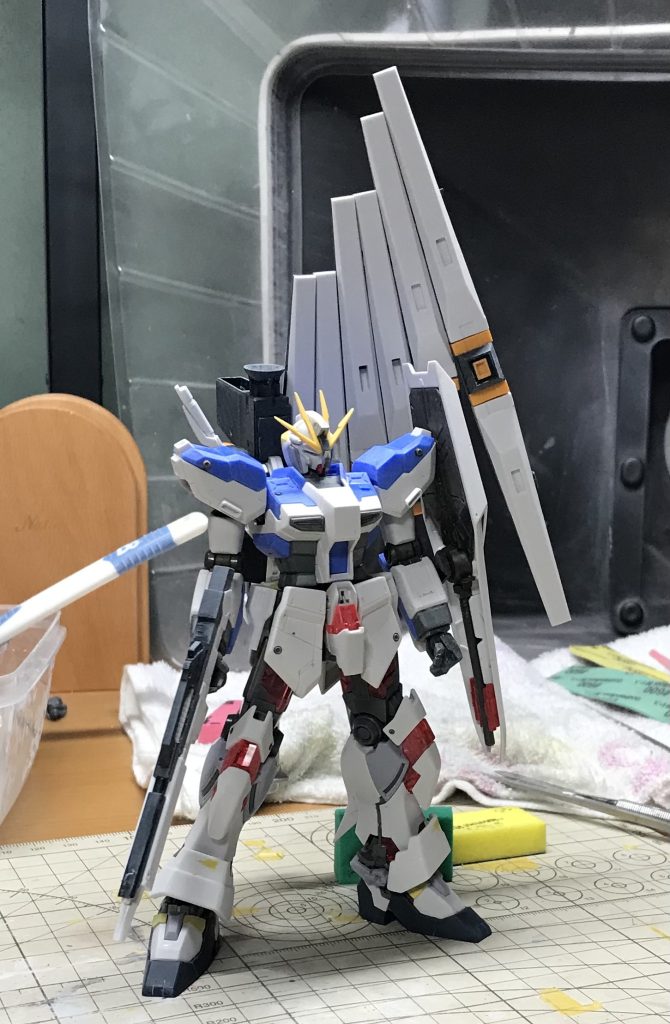 ミキシングの様子です。・上半身、腕:Hi-νを主に使用しています。・下半身:ナラティブをベースにνの装甲を取り付けています。・頭部:ナラティブをベースにνに寄せるよう形状を加工をしています。・背部:νのものを移植。