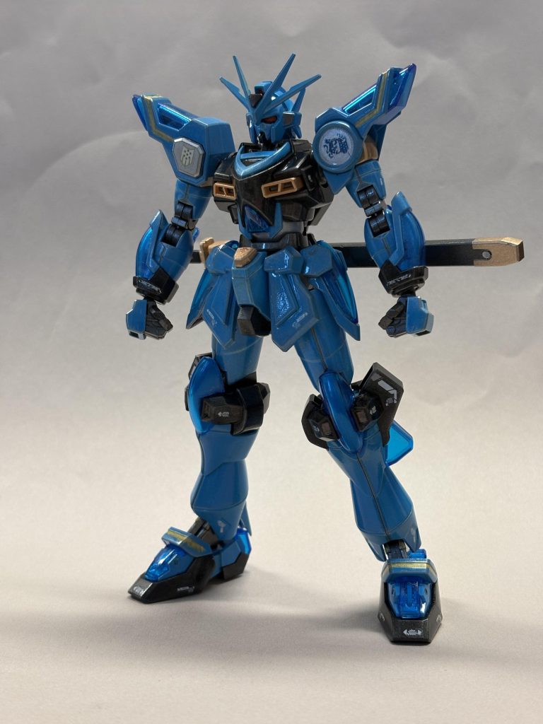 ビルドバーニングの方は赤いクリアパーツもあるので赤鬼に、こっちは青しかないので青鬼にということで青くなりました。ミッドナイトブルーとスカイブルー、ゴールド、シルバーです。関節などは赤鉄色。スカイブルーのところはシルバー下地にしてなるべく成形色が透けないようになっているかと思いますが。部分塗装はメタリックマーカー。その後化粧してクリアーかけてデカール貼ってクリアーしてってのが今の状態です。