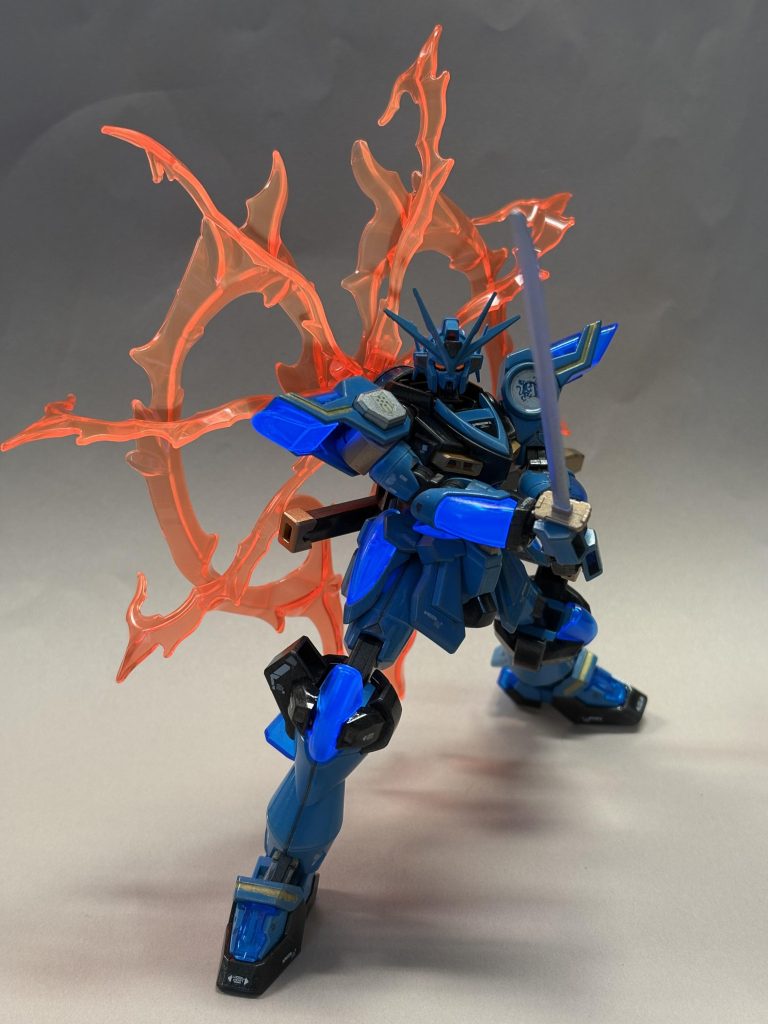 可動は良好ですが、肩アーマーは肩の軸直結なので肩アーマーだけ跳ね上げることができないのが残念ポイント。腰関節も抜けやすいですが、気になるのはそれくらいで豊富なエフェクトとハンドパーツ多種でブンドドは楽しそうです。