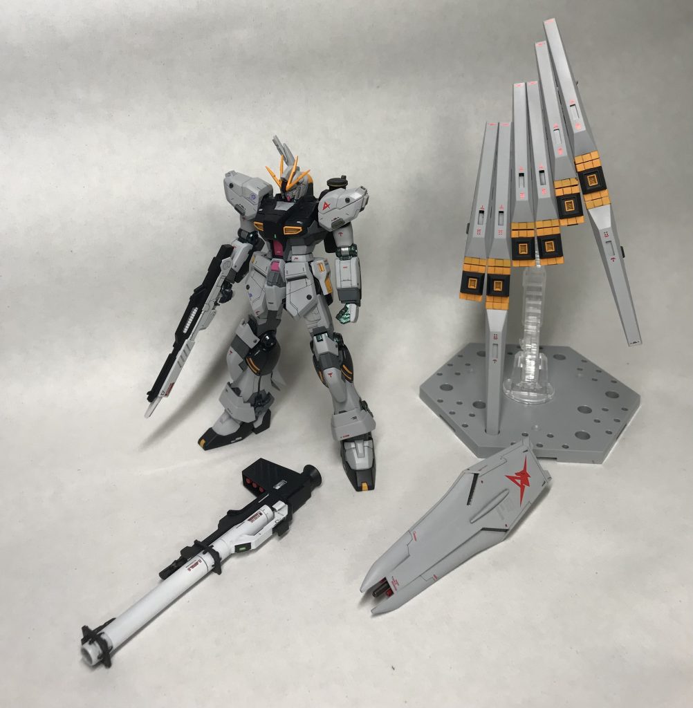 武器類。基本的にはνガンダムです。大柄のνガンダムに対し、小柄のナラティブということもあり、大きめの武器の印象になります。