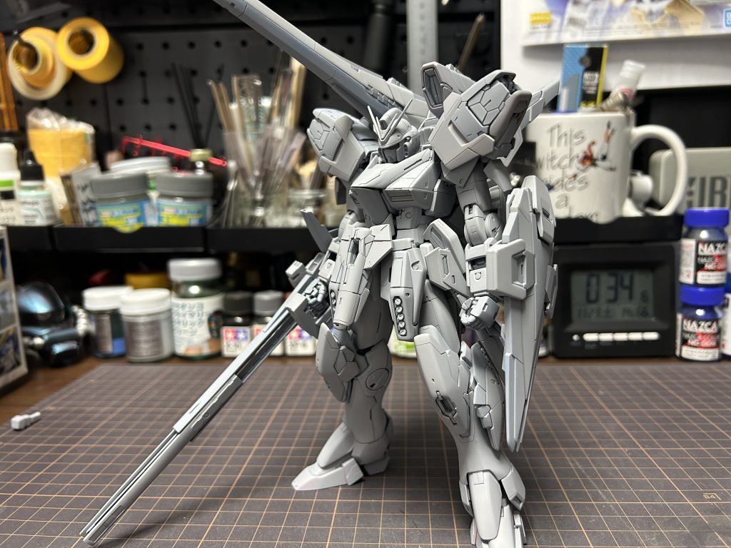 僕はハメ殺しを避ける為に組んだまま捨てサフ吹く習慣があるのですが、ついうっかりABSフレームだということを忘れてました。20ヶ所近く骨折しました。