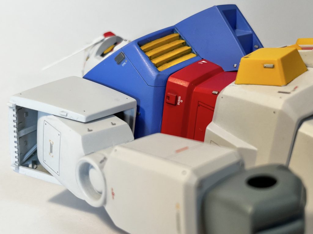 肩の装甲裏は見えるので、ディテールを追加。