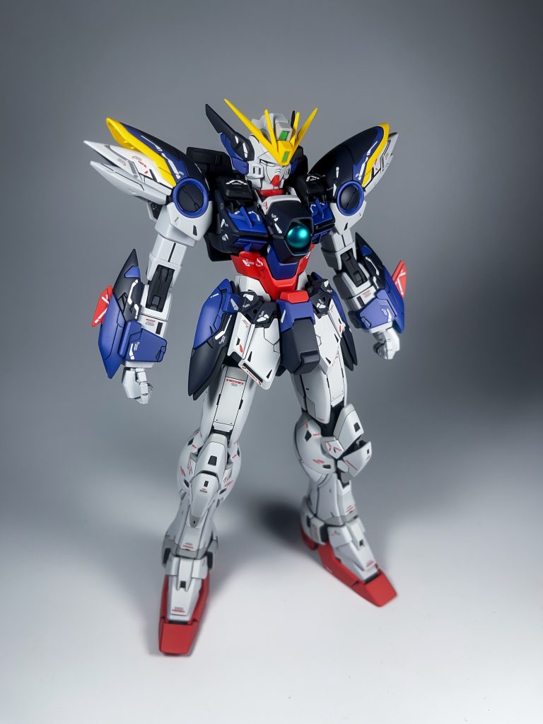 本体は艶消し、翼の部分はパールコート+半光沢で仕上げました。プロポーション改修は首、胴体延長など行いました。合わせ目消しは複翼、バスターライフル程度だったと記憶しております(複翼は何度か塗装や組み付けを失敗してはやり直し、心が折られかけました…) 塗装レシピは以下の通りです。 白メイン色:ニュートラルグレー1(G)白2:ニュートラルグレー2(G)白3:EXホワイト+ニュートラルグレー1微量青1:コバルトヴァイオレット(G)青2:ミッドナイトブルー+ホワイト等赤:フレイムレッド(G)黄:キャラクターイエロー(C)武器等黒色:ニュートラルグレー5関節色:メカサフヘヴィ、メカサフスーパーヘヴィ翼部分:グレー→青紫→アルティメットホワイト→ムーンストーンパール→乳白クリア→半光沢コートのグラデーション塗装久しぶりに大型キット組みましたが、レベルアップにも繋がりとても良い経験になりました。