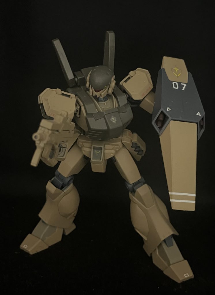ドットサイトのレンズを塗れば良かったなと思いました😅そのうち塗りたいです。シールドにある通り07小隊の機体で2本の白線からパイロットは中尉で小隊長機の設定です。