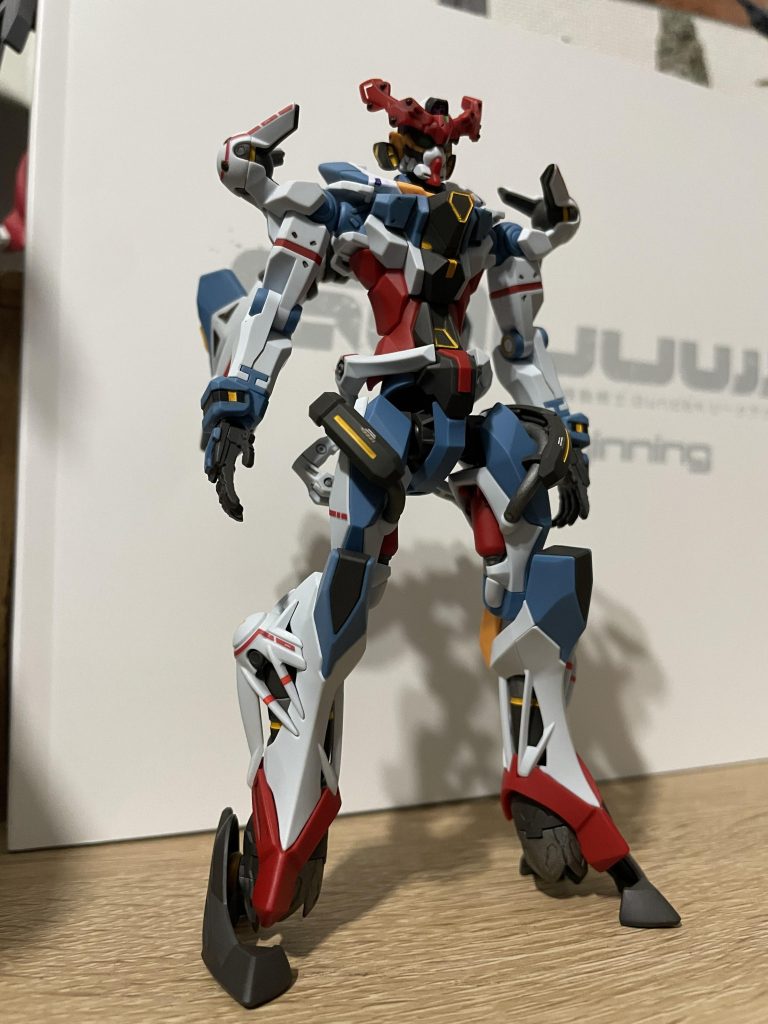 赤いラインのシール以外は全部筆塗りで部分塗装。所々自分の持ってるボトルの都合に合わせていいように配色変えてます。