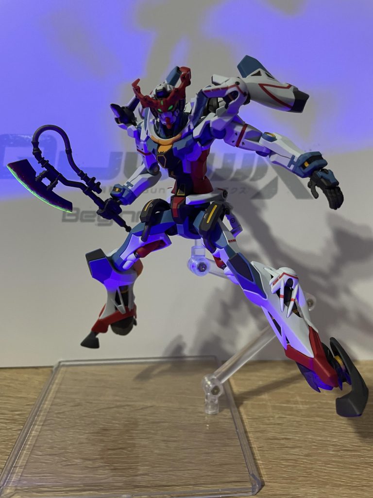 目と額とヒートホークは光ります。