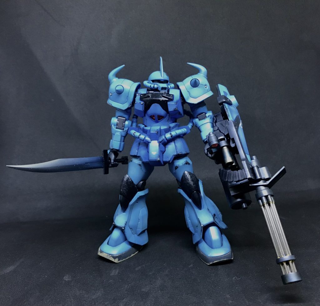 モノアイにLED仕込んだり、ガトリングの砲身をステンレスパイプに置き換えたり、スジボリ追加したり、色々やってます。