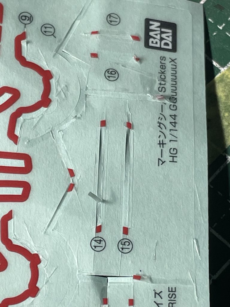 デカールの透明部分はなるべく刻んで取り除いて貼りました。ストレス発散に切り刻んでた訳ではないです。