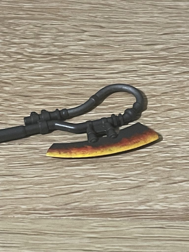 ヒートホークは黄色と赤をパサパサにしてからグラデーション的な感じで塗装。