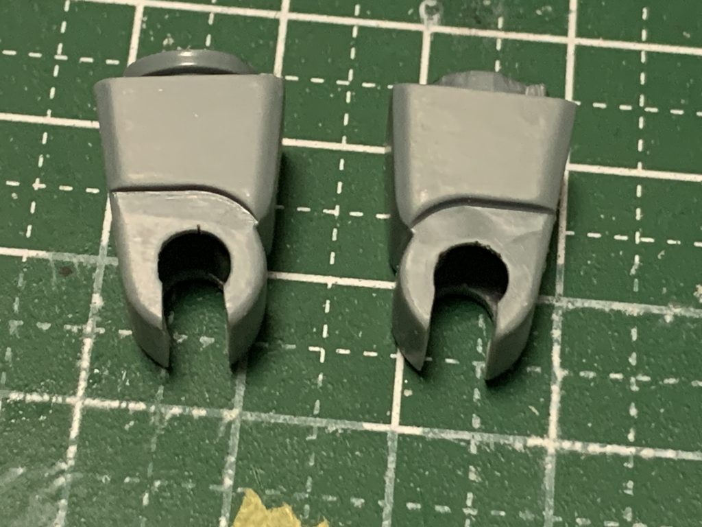 膝関節はCの字に切り欠いてあとハメ加工