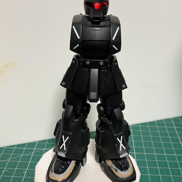 1stガンダムの史実を元に、オリジナルのショートストーリーを作ってみました。その中で登場する旧ザクの改修機を製作中です。　　　　　　　　暖かい目で見て頂けますと幸いです。 前編-オデッサ最終防衛戦線-　U.C.007911月9日、連邦軍の猛攻によりオデッサ陥落。基地司令官マ・クベ大佐はオデッサを放棄、陥落直前に宇宙へと脱出。11月10日連邦軍は臨戦態勢から警戒態勢へ移行、残敵の掃討作戦を実施。　　　　　　　　　　　連邦軍の猛攻により敗走を余儀なくされたジオン兵の、歴史の片隅に起きた出来事である。そこには宇宙へ帰る為の闘いがあった。11月15日、荒野に吹き荒む土埃の中、廃品回収を生業にしているイヴァンは廃工場裏の倉庫で敗走中のジオン兵のザクⅡ の修理をしていた。3日後極秘裏に打ち上げられる脱出シャトルの存在を伝えながら、兵士達の心に炎を灯し続けていた。　　修理を終えたザクの兵士を見送り。彼は今日も荒野に散らばる廃棄されたMSのパーツをクレーン車で回収し回り、修理や補給を求めるジオン兵の脱出、あるいは最後の闘いへの手助けをしていた。未だに緩むことのない連邦の残党掃討作戦へのいとわしさを感じながら……。夕刻、冷え込む夜にたまらず上着を羽織ったイヴァンの元に現れたのは両脚のスラスターが焼きついた旧ザクだった。コックピットハッチが開いて出てきたパイロットは