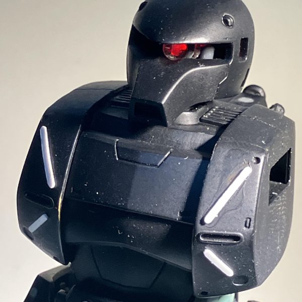 1stガンダムの史実を元に、オリジナルのショートストーリーを作ってみました。その中で登場する旧ザクの改修機を製作中です。　　　　　　　　暖かい目で見て頂けますと幸いです。 前編-オデッサ最終防衛戦線-　U.C.007911月9日、連邦軍の猛攻によりオデッサ陥落。基地司令官マ・クベ大佐はオデッサを放棄、陥落直前に宇宙へと脱出。11月10日連邦軍は臨戦態勢から警戒態勢へ移行、残敵の掃討作戦を実施。　　　　　　　　　　　連邦軍の猛攻により敗走を余儀なくされたジオン兵の、歴史の片隅に起きた出来事である。そこには宇宙へ帰る為の闘いがあった。11月15日、荒野に吹き荒む土埃の中、廃品回収を生業にしているイヴァンは廃工場裏の倉庫で敗走中のジオン兵のザクⅡ の修理をしていた。3日後極秘裏に打ち上げられる脱出シャトルの存在を伝えながら、兵士達の心に炎を灯し続けていた。　　修理を終えたザクの兵士を見送り。彼は今日も荒野に散らばる廃棄されたMSのパーツをクレーン車で回収し回り、修理や補給を求めるジオン兵の脱出、あるいは最後の闘いへの手助けをしていた。未だに緩むことのない連邦の残党掃討作戦へのいとわしさを感じながら……。夕刻、冷え込む夜にたまらず上着を羽織ったイヴァンの元に現れたのは両脚のスラスターが焼きついた旧ザクだった。コックピットハッチが開いて出てきたパイロットは