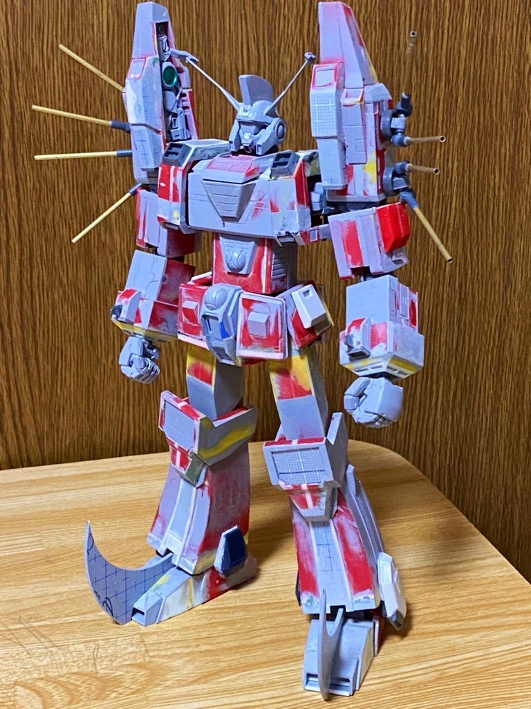 塗装前。アオシマ版イデオンとグレイズ、プラ板とジャンクパーツで出来てます。