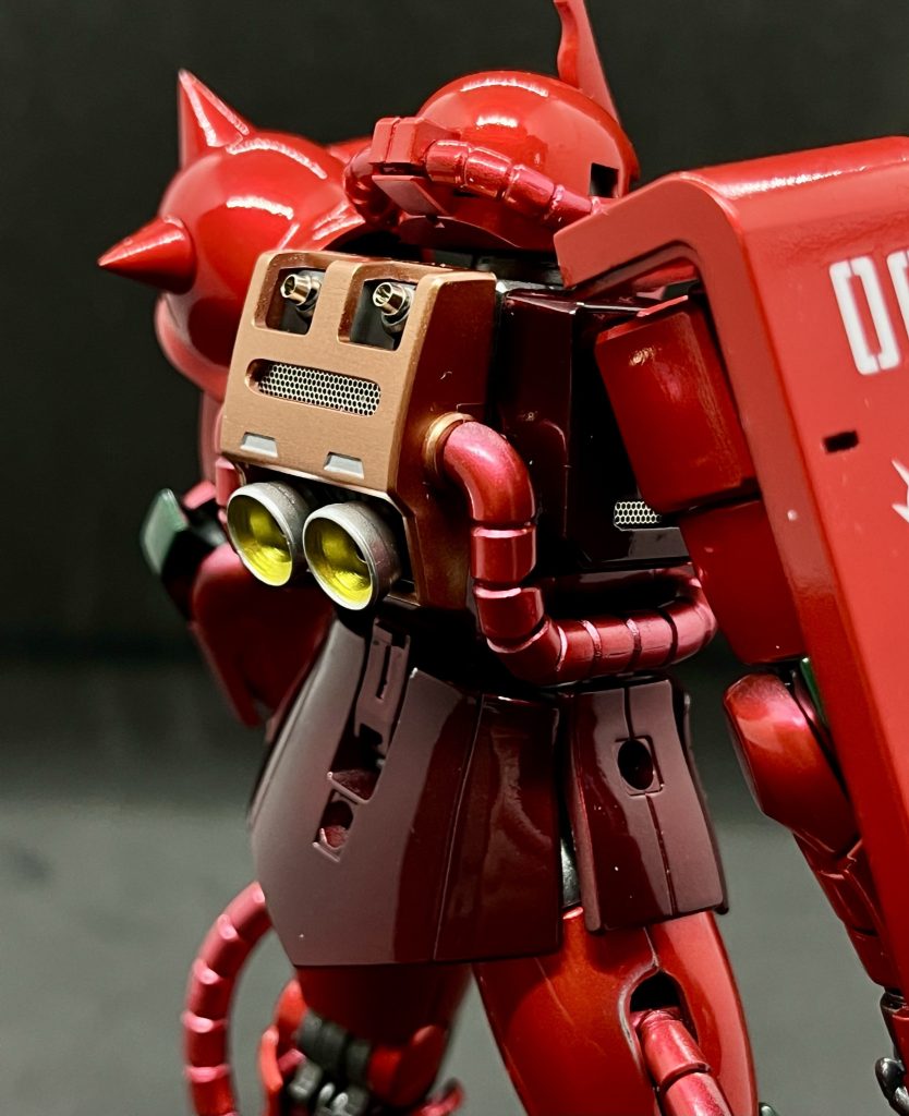 全体的にあまり改造はしていませんが、バックパックだけ少し作り込みしました。上部にガンマズル埋め込み、中央部分は穴をあけ後ろから金属メッシュでディテールアップ、バーニアは内部塗り分け金属パーツで精密化。