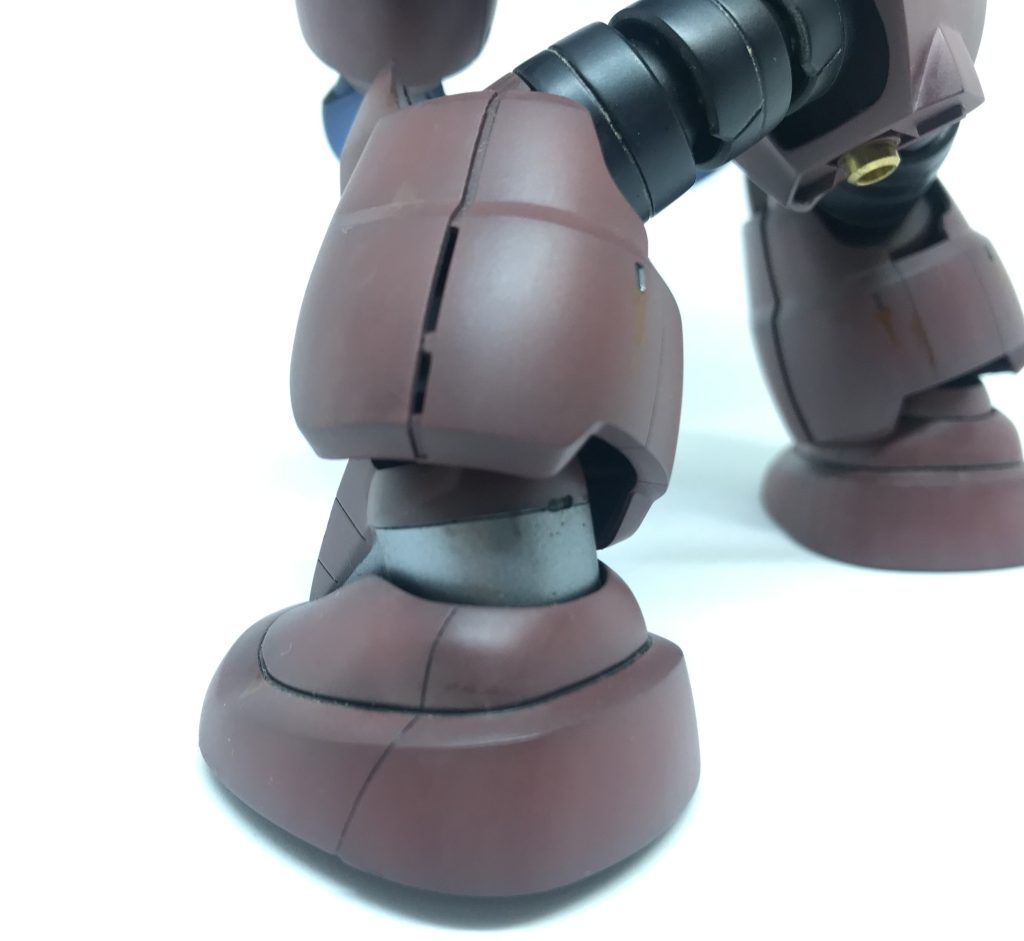 足の可動域を広げる一環として、スリッパと足首を分割して、可動部を追加しています。