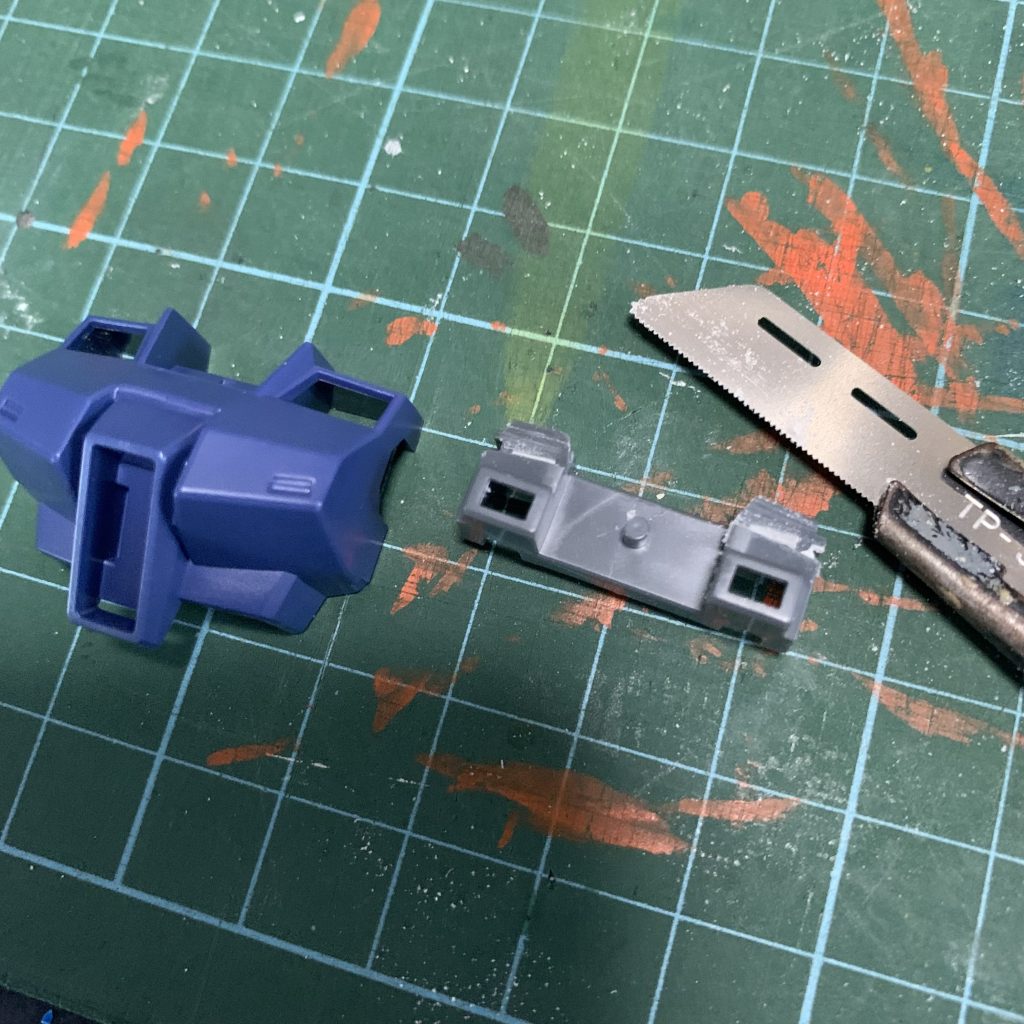 鎖骨的な位置のダクト部分も切り離してから胴体を接着。