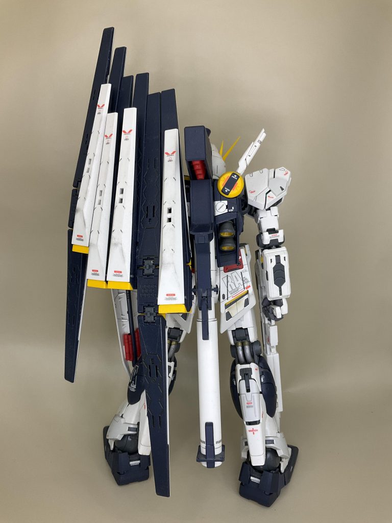 発売後に素組みしてから、大分時間が経っていたので、ファンネルの固定やハイパーニューバズーカが外れやすくなるなど、経年劣化が見られました。