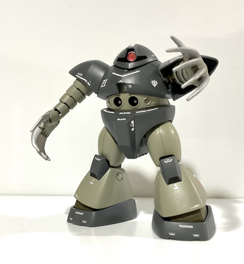 カラーは、水中での視認性低下を意識したロービジリティカラーにしました。本来の色で塗っていたら、モノアイの大きさも相俟って、ますますリブギコっぽくなっていたかと思うと、この色で塗って正解だったと思っています。