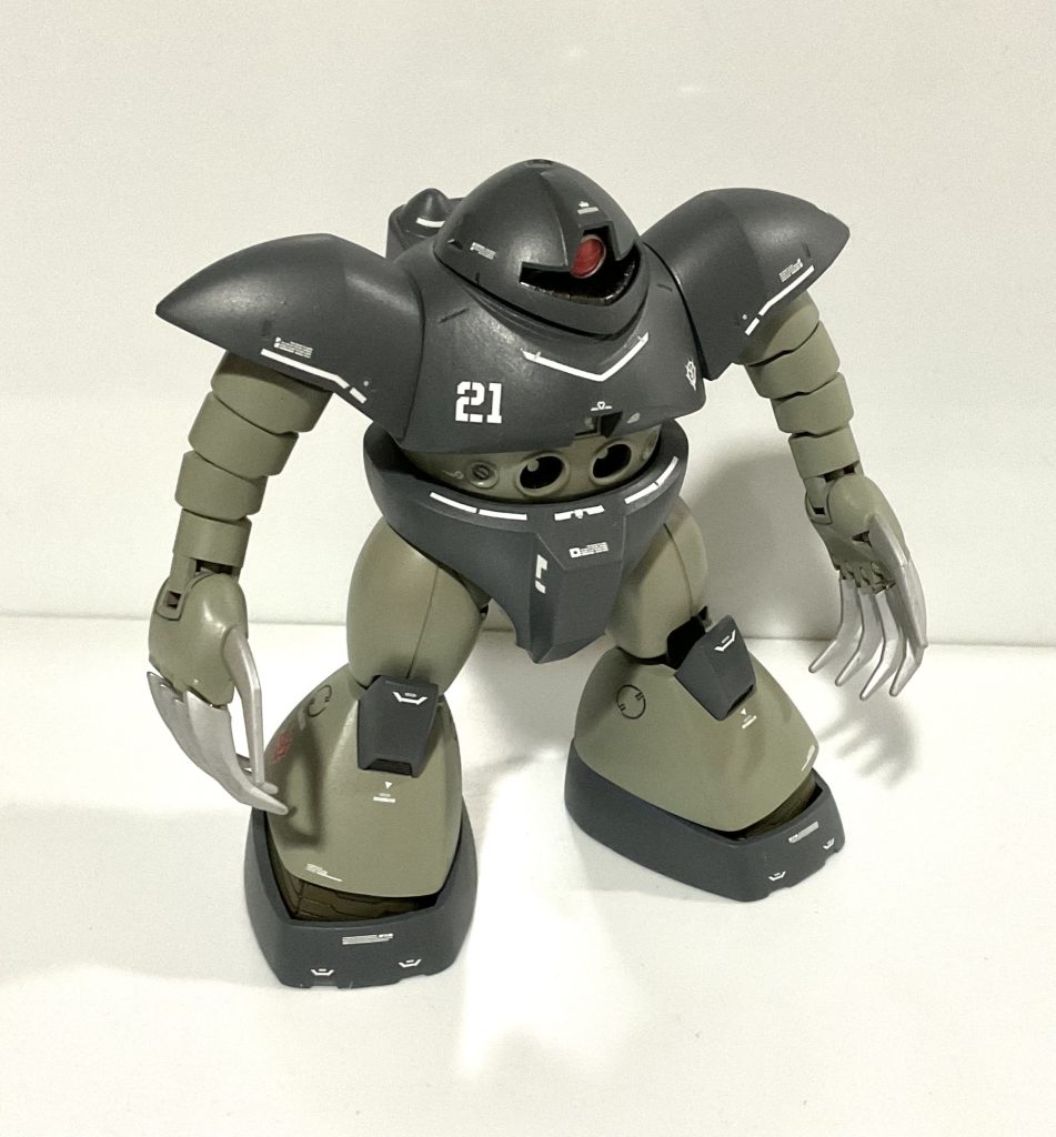 デカールは、セイラマスオ専用No.2と、ジオン軍用のほかに、RGシャア専用ザクも流用しました。