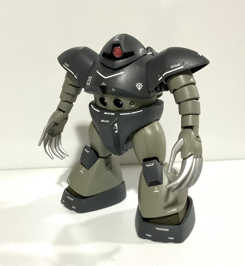 モノアイシールドを開口し、ボールジョイントを仕込んでモノアイの可動化を目指しましたが、殆ど動かないものとなってしまいました。また、適当なサイズのHアイズがなく大きめのやつで妥協したら、パッと見でリブギコのようになってしまったのが残念ポイントです。