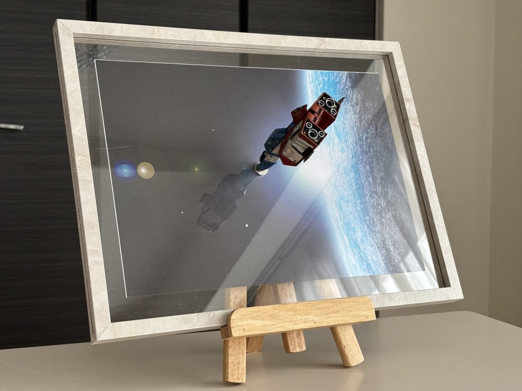 ダイソーのポスターフレームと組み合わせ。ネオジム磁石で着脱可能です。