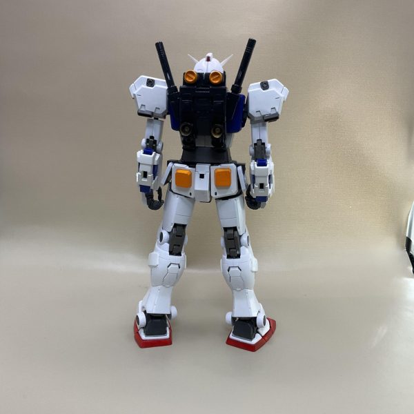 ガンダム1号機から7号機を1／100で作成ミッション4号機5号機を飛ばして、6号機と7号機を作成しているところです。1枚目のデザインを参考に、オリジン版ガンダムをベースに作成中圧倒的にテクニック不足( ´Д`)y━･~~（5枚目）