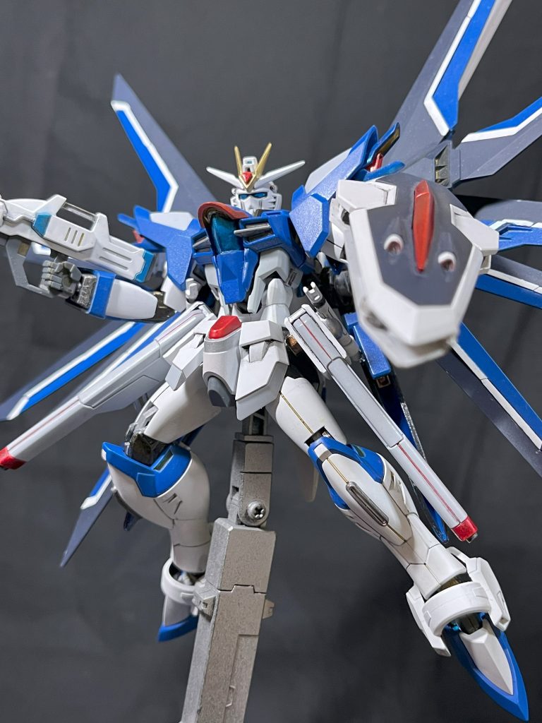 最近のキットは既に出来が良いので改修点はほぼないと考え、部分塗装のみ行っています。(面積の多い白装甲と翼の黒部分以外塗装)