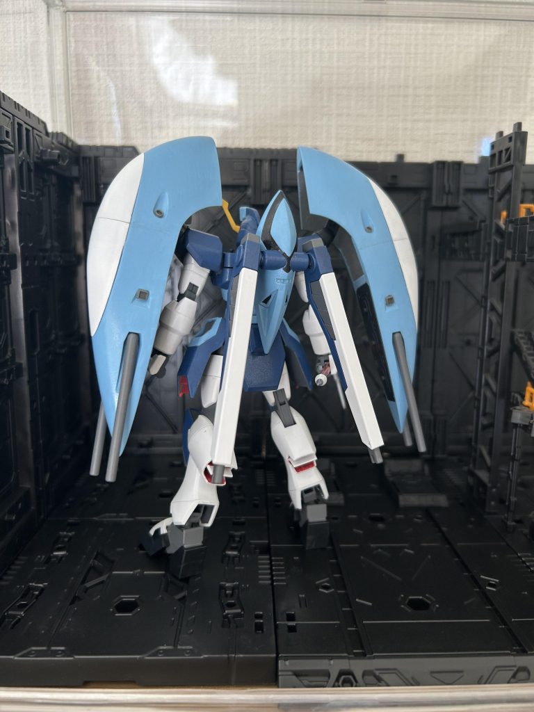 リア。背面のバラエーナの接続軸にも、ビルドバーニングの手首関節を移植。ハの字に開くようになったのでポージングでハッタリが効きます。