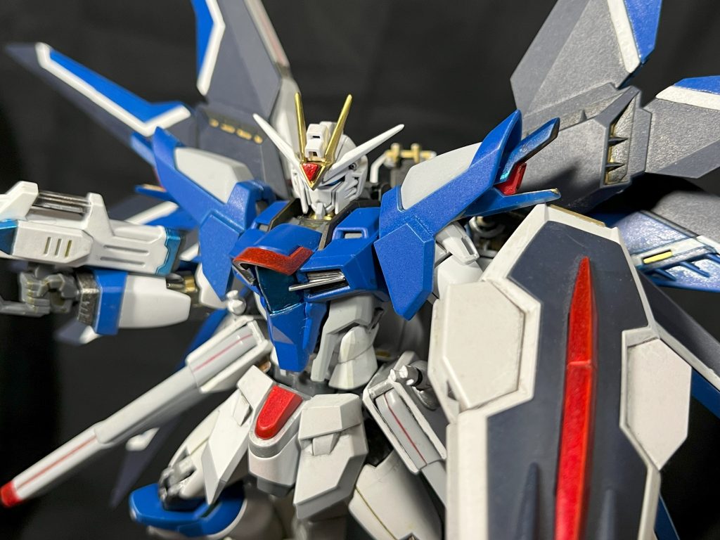 羽の白ラインは最初シールで済まそうと思ったものの、折り曲げるのが嫌で結局部分塗装になりました。プラ板挿入されてる方はすごい。