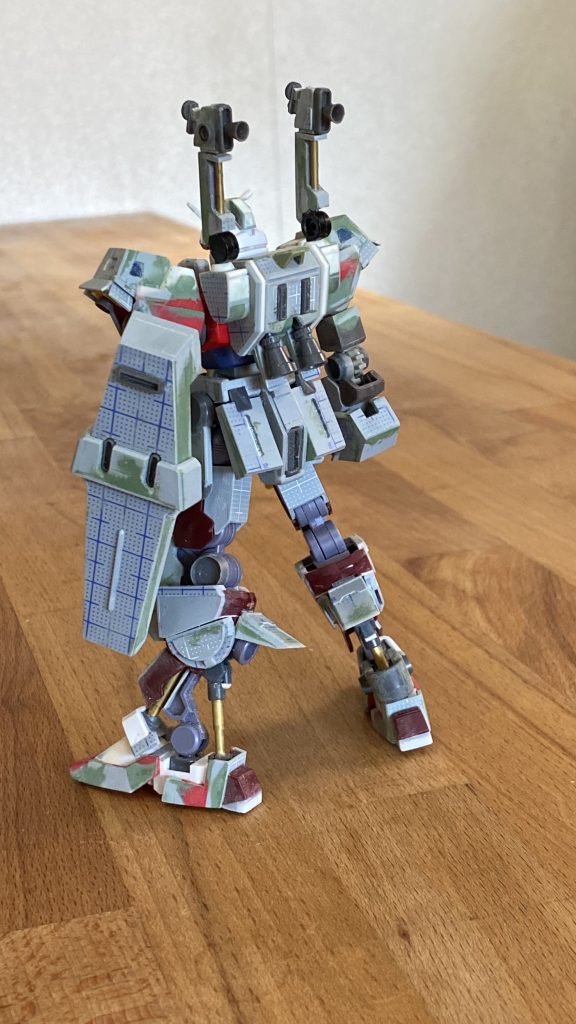 ショットガンとシールドはプラ板とジャンクで出来ています。