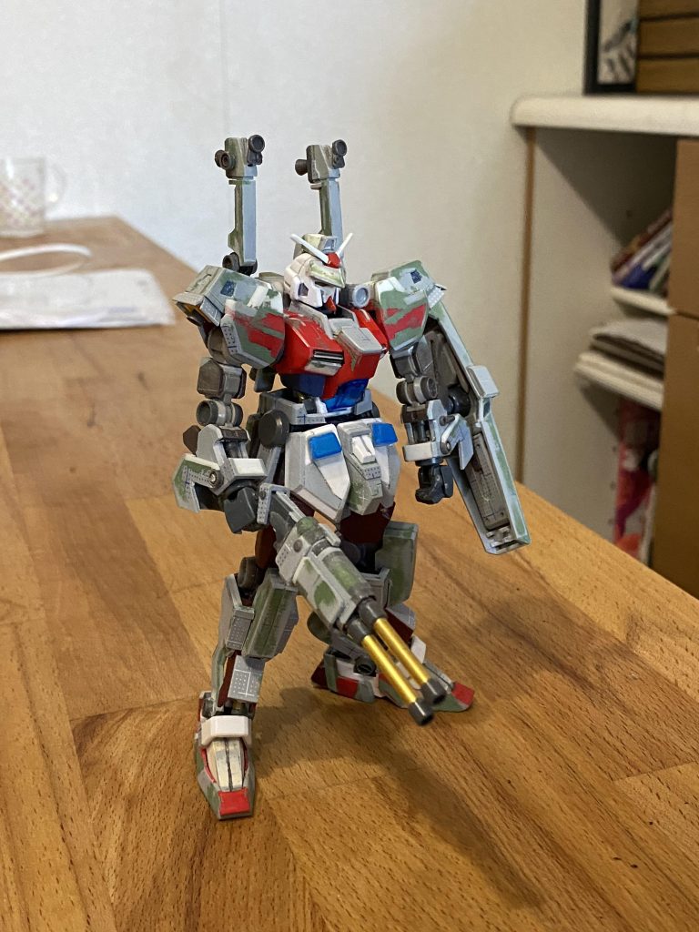 塗装前です。頭部はナイトジャスティス、胴体と肩装甲はスターバーニング、腕はグレイズ、足は獅電のミキシングです。