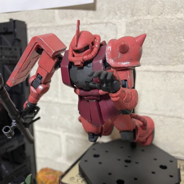 押されたシャアザク